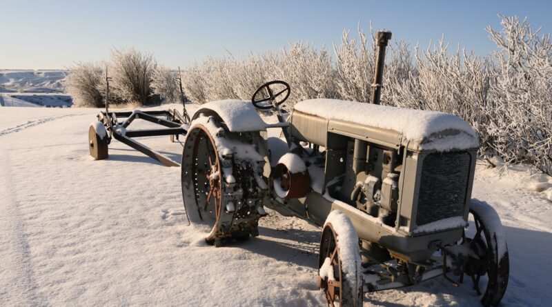 Jak zadbać o swoje maszyny rolnicze w ciągu zimy? Zima to pora roku, kiedy wielu rolników odkłada swoje ciągniki i inne maszyny rolnicze na sezon. Sprzęt może być przechowywany w ogrzewanej szopie lub garażu, ale ważne jest, aby upewnić się, że wszystko jest czyste i sprawne przed przechowywaniem. Oto kilka wskazówek, jak dbać o maszyny rolnicze w okresie zimowym. Przechowywanie maszyn jest bardzo ważne Pierwszym krokiem jest upewnienie się, że maszyny są przechowywane w suchym miejscu. Jeśli mieszkasz w miejscu, w którym regularnie pada śnieg, musisz koniecznie zabezpieczyć swój sprzęt przed żywiołem. Po znalezieniu odpowiedniego miejsca, kolejnym krokiem jest oczyszczenie maszyn z brudu i błota przed ich przechowaniem na zimę. Zapobiegnie to powstawaniu rdzy na ostrych krawędziach sprzętu, która może uszkodzić inne części maszyny, a także Ciebie, gdy przyjdzie czas na ich ponowne użycie. Sprawdź poziom oleju w maszynach Powinieneś również sprawdzić wszystkie poziomy oleju przed odłożeniem ich na zimę. Jeśli w jakiejś części maszyny nie ma oleju, to ta część nie będzie w stanie prawidłowo funkcjonować, gdy zaczniesz ją ponownie używać na wiosnę i może to doprowadzić do poważnych uszkodzeń innych części maszyny, jeśli nie zostanie naprawiona natychmiast po ponownym uruchomieniu. Nie narażaj maszyn na działanie wilgoci Podczas przechowywania sprzętu w miesiącach zimowych należy upewnić się, że nie jest on narażony na działanie wilgoci, aby nie rdzewiał w czasie, gdy nie jest używany. Jeśli to możliwe, umieść je w miejscu, w którym nie będą narażone na działanie żywiołów. Jeśli masz dużą ilość sprzętu, który musi być przechowywany, rozważ wynajęcie jednostki magazynowej dla sprzętu. Zapewni to, że jest on przechowywany bezpiecznie od wszelkich uszkodzeń w miesiącach zimowych. Dokładnie wyczyść swój sprzęt Przed odstawieniem ciągnika na zimę upewnij się, że jest on całkowicie czysty. Obejmuje to zmycie wszelkich zanieczyszczeń i błota, które mogą znajdować się na oponach i karoserii ciągnika, a także oczyszczenie komory silnika z wszelkich zanieczyszczeń. Jeśli nie masz czasu na natychmiastowe czyszczenie, przynajmniej dobrze wytrzyj ciągnik wilgotną szmatką, aby pozbyć się wszelkich błędów i zabrudzeń, które mogły się nagromadzić podczas użytkowania. Sprawdź ciśnienie w oponach maszyn Sprawdź, czy wszystkie opony mają odpowiednie ciśnienie i w razie potrzeby wymień je. Wymień wszystkie paski, które wyglądają na postrzępione lub zużyte, a także wszystkie inne części, które mogą być uszkodzone lub zepsute z powodu wieku lub zużycia w czasie. Kontrola płynów Sprawdź, czy wszystkie płyny są na właściwym poziomie i uzupełnij te, które wymagają uzupełnienia. Sprawdź, czy w zbiornikach oleju, płynu chłodzącego, płynu hamulcowego i paliwa nie ma wycieków lub uszkodzeń i w razie potrzeby wymień je. Sprawdzić paski i węże Sprawdzić, czy wszystkie paski są pewnie zamocowane, zwłaszcza te na silniku, jak również wszelkie węże, które mogły się poluzować lub zostały uszkodzone z powodu wieku, zużycia lub niewłaściwego użytkowania. Wymień wszystkie paski, które wyglądają na postrzępione lub zużyte, a także wszystkie inne części, które mogą być uszkodzone lub złamane z powodu wieku lub zużycia w czasie. Sprawdź akumulator i kable Akumulator jest głównym elementem układu elektrycznego samochodu i musi być w dobrym stanie, jeśli chcesz, aby samochód odpalił. Poszukaj korozji wokół zacisków, pęknięć w obudowie lub oznak wycieku z ewentualnych korków wentylacyjnych. Jeśli którykolwiek z tych elementów jest obecny, należy wymienić akumulator na nowy. Dlaczego warto dbać o swoje maszyny rolnicze w ciągu zimy? Zima to dobry czas, aby zadbać o swoje maszyny rolnicze. To również najlepszy czas, aby upewnić się, że Twój sprzęt jest w dobrym stanie technicznym i gotowy na wiosnę. Oto kilka powodów, dla których warto zadbać o swoje maszyny rolnicze w miesiącach zimowych: Zima to najlepszy czas, aby przyjrzeć się swojej ogólnej działalności. Możesz zobaczyć, co trzeba zrobić z maszynami i sprzętem, w tym wszelkie naprawy lub konserwację, które mogą być wymagane. Zima to również doskonały czas na serwisowanie ciągnika, kombajnu i innych maszyn rolniczych. Dzięki temu będą one gotowe do pracy, gdy nadejdzie wiosna, a Ty będziesz mógł szybko i sprawnie wrócić do pracy. Zimowa pogoda jest idealna na porządki wokół gospodarstwa. Możesz nawet skorzystać z tego czasu, czyszcząc miejsca, w których przechowywane są elementy wyposażenia, tak aby wszystko wyglądało schludnie i zorganizowanie, gdy nadejdzie wiosna.